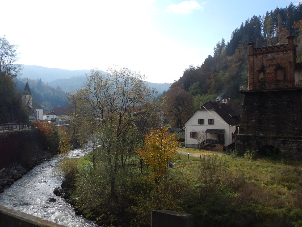 Hochofen mit Kirche im Herbst